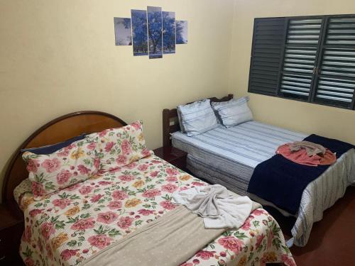 Giường trong phòng chung tại Apt térreo com 3 qtos e 1 vaga