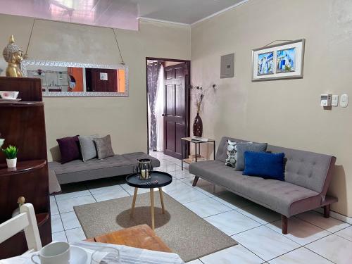 Sala de estar con 2 sofás y mesa en Casa Tatich AC near Guanacaste Airport, en Liberia