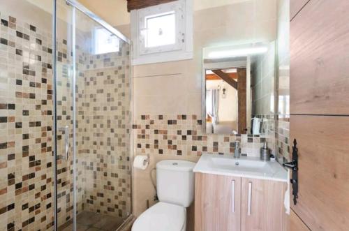 y baño con aseo, lavabo y ducha. en Rustic House, en San Miguel de Abona