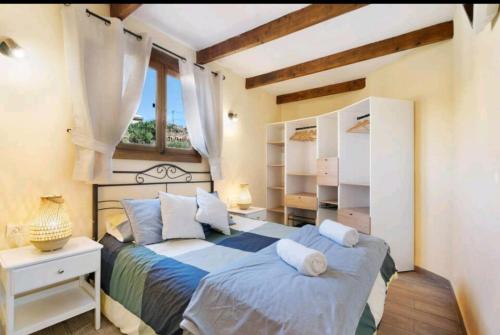 Un dormitorio con una cama grande y una ventana en Rustic House, en San Miguel de Abona
