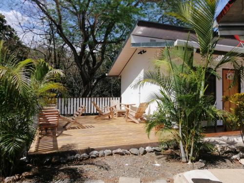 une terrasse en bois devant une maison dans l'établissement Villa1 Coral Carrillo, à Arbolito