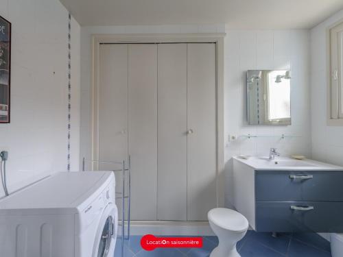 une salle de bain avec une machine à laver et un lavabo dans l'établissement Échoppe confortable à 200m de la plage - 4 pers, patio, cuisine équipée - FR-1-535-27, à Châtelaillon-Plage