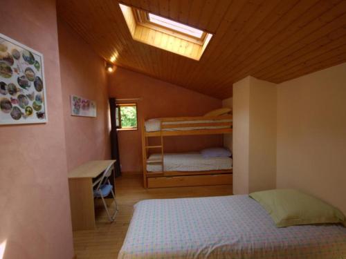 Katil dua tingkat atau katil-katil dua tingkat dalam bilik di Gîte Aveizieux, 3 pièces, 5 personnes - FR-1-496-175