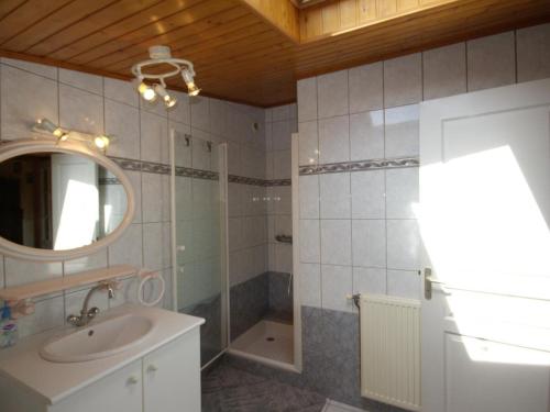 Koupelna v ubytování Gîte rustique avec cheminée, jardin et wifi - FR-1-496-175