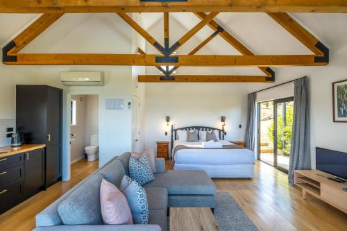 Omiha的住宿－The Guest House at Te Whau Retreat，客厅配有床和沙发