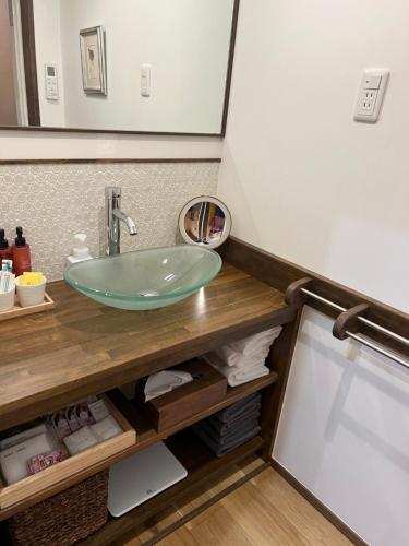 een badkamer met een wastafel en een spiegel bij Imakumano Terrace - Eisen An 潁川庵 in Kyoto