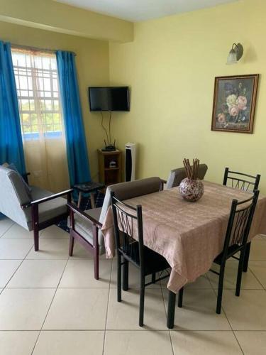 una sala de estar con una mesa y un sofá en SK S Haven #1, en Castries