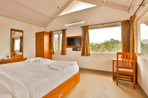 Un dormitorio con una cama grande y una ventana en Mystique stay resort, en Kotagiri