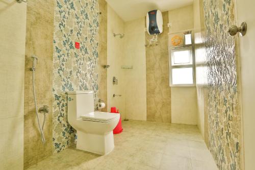 un bagno con wc e doccia di Mystique stay resort a Kotagiri