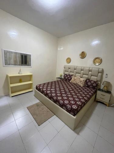 a bedroom with a large bed in a room at Appartement spacieux a ngor et a proximité des almadies in Ngor