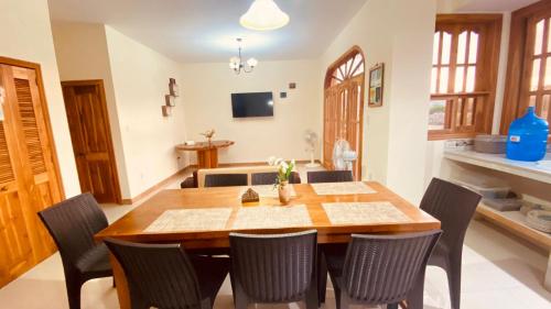 - une salle à manger avec une table et des chaises en bois dans l'établissement Apartamento de PATTY, à Puerto López