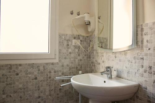 ボローニャにあるCasa Francia Alidosiの洗面台と鏡のあるバスルーム