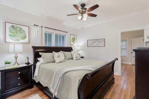 - une chambre avec un lit et un ventilateur de plafond dans l'établissement Luxury 3BR Lake Morton Bungalow Walk to Downtown!, à Lakeland