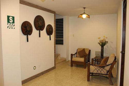 チバイにあるSierra Altaのリビングルーム(椅子、壁掛け時計付)