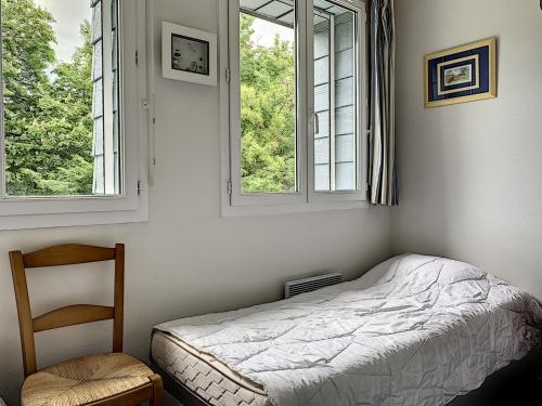 une chambre avec un lit et deux fenêtres dans l'établissement Duplex avec terrasse près de la plage et commerces - Saint-Pair-sur-Mer - FR-1-361-374, à Saint-Pair-sur-Mer