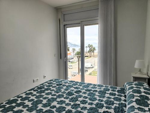 1 dormitorio con cama y ventana con vistas en Apartamento Roses, 2 dormitorios, 6 personas - ES-258-66, en Roses