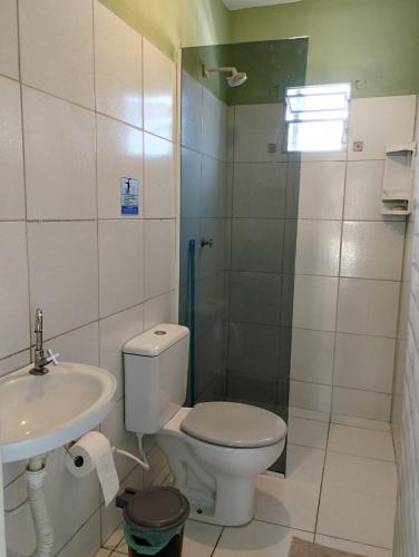 La salle de bains est pourvue de toilettes et d'un lavabo. dans l'établissement JM Alojamento, à Igarassu