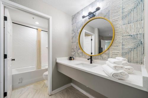 ein Bad mit einem Waschbecken und einem Spiegel in der Unterkunft Chic Condo Retreat in Central Buckhead Atlanta in Atlanta