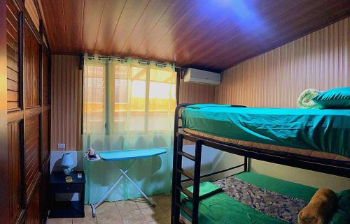 Pokój z 2 łóżkami piętrowymi i oknem w obiekcie Cabaña que Tuanis w mieście Fortuna