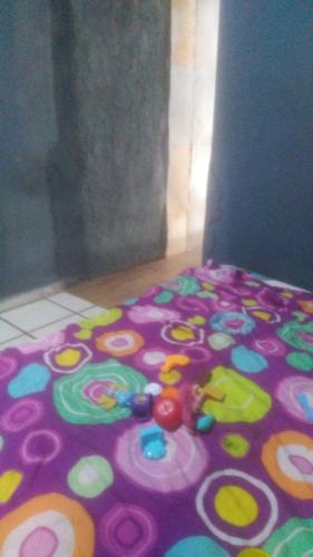- un tapis coloré dans la chambre dans l'établissement La Guarida, à Rancho de la Cruz