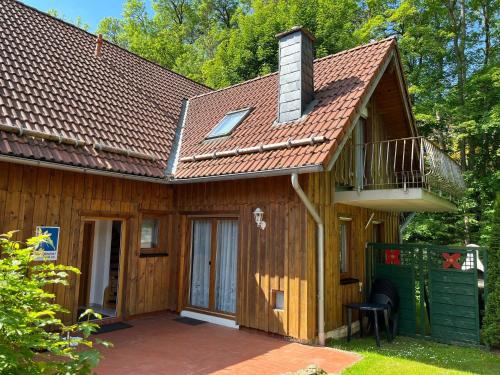 Holzhaus mit Balkon und Terrasse in der Unterkunft Holiday home Hexenstieg in the Harz Mountains in Elend