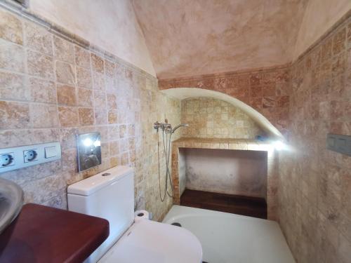 Casa Santa Cristina d'Aro, 3 dormitorios, 6 personas - ES-209-17 في سانتا كريستينا دارو: حمام صغير مع مرحاض ومغسلة