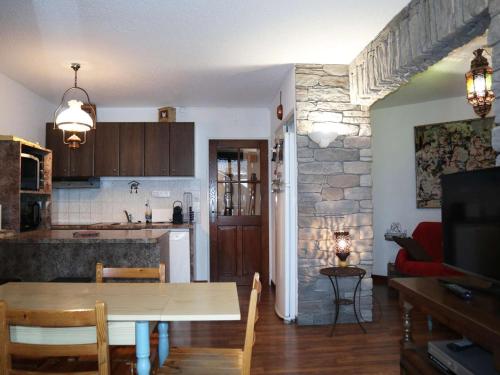une cuisine et une salle à manger avec une table et une salle à manger gmaxwell gmaxwell dans l'établissement Appartement rénové pour 6 pers avec balcon aux Orres - FR-1-322-602, aux Orres