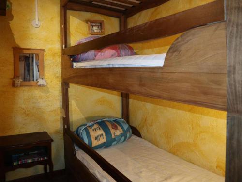 a bedroom with two bunk beds in a house at Appartement Les Orres, 2 pièces, 6 personnes - FR-1-322-602 in Les Orres