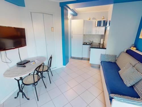 un petit salon avec une table et un canapé dans l'établissement Charmant 2P avec terrasse calme en plein centre de Menton, proche mer et commerces - FR-1-196-348, à Menton