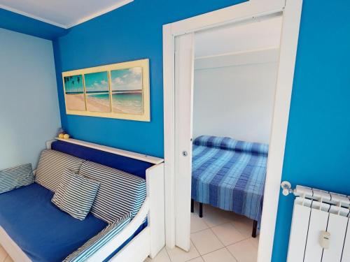 ein Schlafzimmer mit blauen Wänden und einem Etagenbett in der Unterkunft Studio Menton, 2 pièces, 4 personnes - FR-1-196-348 in Menton