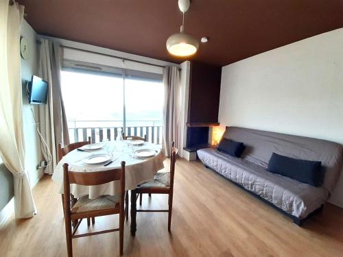 - un salon avec une table et un lit avec une fenêtre dans l'établissement Studio cosy 4 pers avec kitchenette équipée, St-Lary-Soulan - FR-1-457-338, à Saint-Lary-Soulan