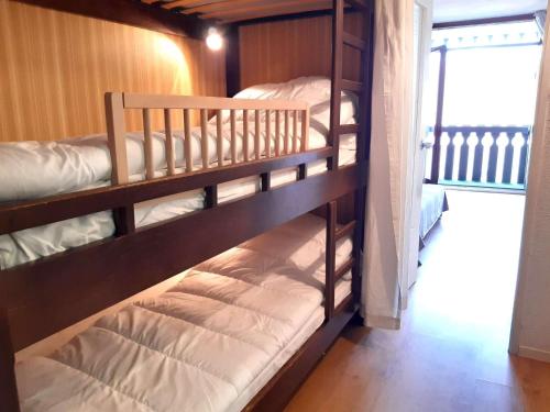 deux lits superposés dans une chambre avec fenêtre dans l'établissement Studio cosy 4 pers avec balcon et kitchenette au Pla d'Adet - FR-1-457-339, à Saint-Lary-Soulan