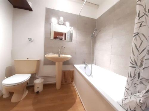 une salle de bain avec un lavabo, des toilettes et une baignoire dans l'établissement Studio cosy 4 pers avec balcon et kitchenette au Pla d'Adet - FR-1-457-339, à Saint-Lary-Soulan