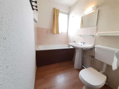 une salle de bain avec toilettes, lavabo et baignoire dans l'établissement Studio cosy 4 pers avec kitchenette équipée, St-Lary-Soulan - FR-1-457-338, à Saint-Lary-Soulan
