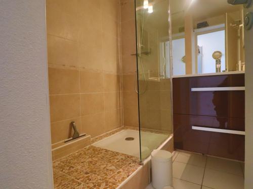 une salle de bain avec une douche avec une porte vitrée dans l'établissement Charmant T2 cabine rénové avec vue mer, loggia, proche plage, tout équipé - 2** - FR-1-472A-295, à Sète