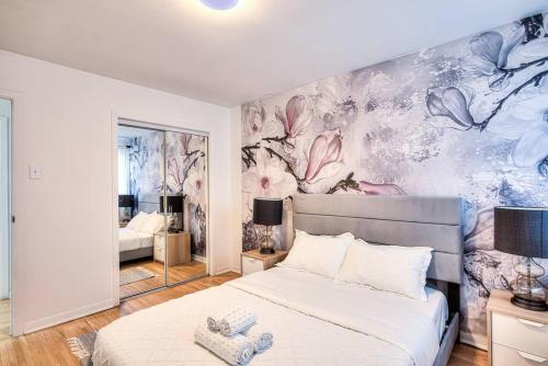 una camera con un letto con una parete floreale di Style & Comforts by Montreal - New - 3BR Bungalow a Candiac