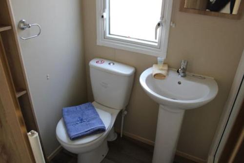 a small bathroom with a toilet and a sink at NB166 - Porth Bay Hideaway in Porth