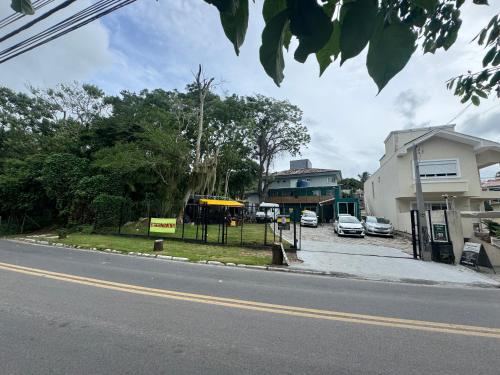 eine Straße mit Autos auf einem Parkplatz in der Unterkunft Recanto Canajurê in Florianópolis