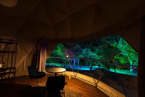 a room with a tent with a table and chairs at レドンド秋吉台 in Ōta
