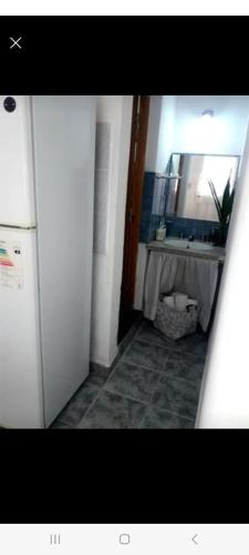ein kleines Bad mit einem Waschbecken und einem Spiegel in der Unterkunft Güemes in Villa María