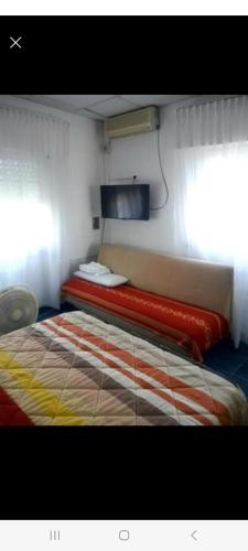 Bett in einem Zimmer mit Fenster und Bettgitter in der Unterkunft Güemes in Villa María