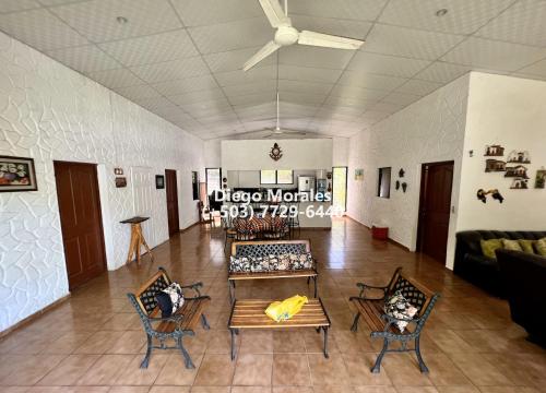 uma sala de estar com um sofá, uma mesa e cadeiras em Beautiful beach house in Los Cobanos El Salvador em Los Cóbanos
