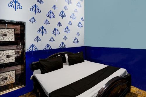 Een bed of bedden in een kamer bij OYO D.R. Hotel & Residency Restaurant