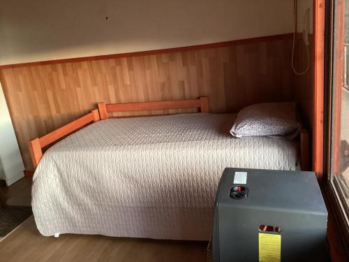 Tempat tidur dalam kamar di Departamentos y Cabañas tres espinos altos
