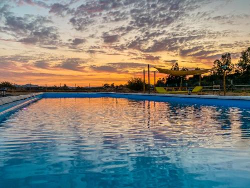 Bazén v ubytování Cabaña con piscina nebo v jeho okolí