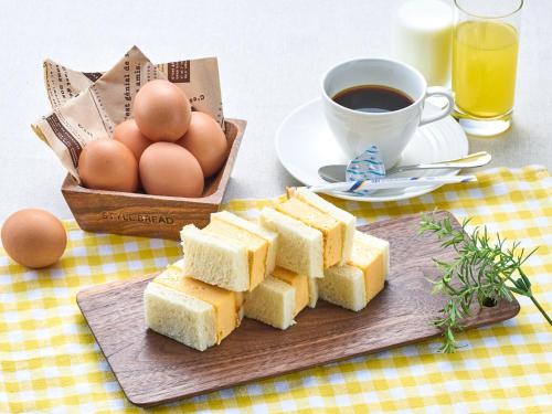 大阪市にある大阪ビューホテル 本町のパンと卵の皿とコーヒー一杯