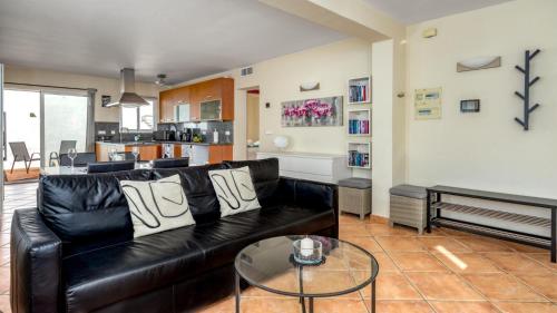 CoastalGem: 2BR Pool and View