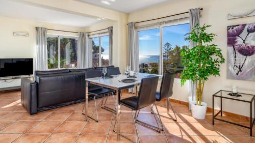 CoastalGem: 2BR Pool and View