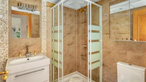 CoastalGem: 2BR Pool and View