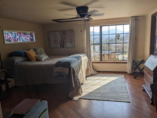 sypialnia z łóżkiem i wentylatorem sufitowym w obiekcie Rustic Rooms Barn Loft (Upstairs Studio Apartment) Near Kings Canyon & Sequoia National Parks w mieście Squaw Valley
